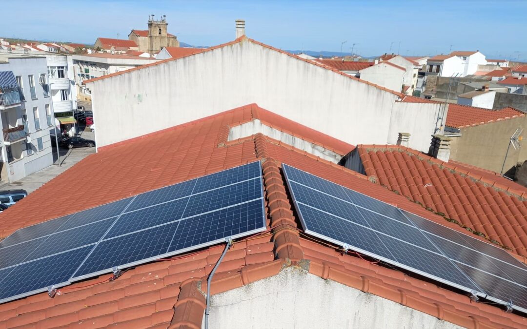 Instalación Solar Fotovoltaica de Autoconsumo  de 5 kW, en Casar de Cáceres.
